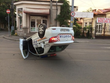 Un politist s-a rasturnat cu masina la Ploiesti; cercetat pentru ca era baut!