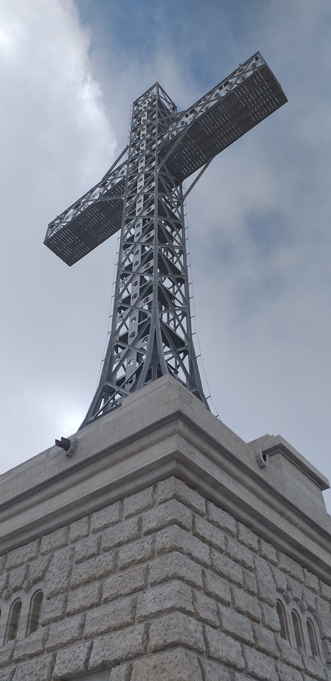 Hotar intre Prahova si Dambovita, Crucea de pe Caraiman este cea mai inalta cruce din lume amplasata pe un varf montan