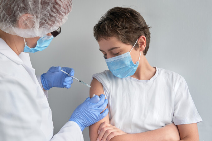 10.000 de elevi s-au vaccinat in ultimele 10 zile. Anuntul vine din partea Ministrului Educatiei, la Valea Doftanei, unde a fost si Iohannis