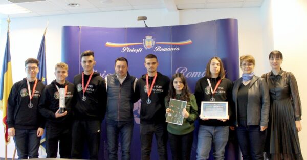 Elevii din echipa de robotica din Ploiesti, Castigatori ai Olimpiadei Nationale First Tech Challenge, felicitati de conducerea Primariei Ploiesti