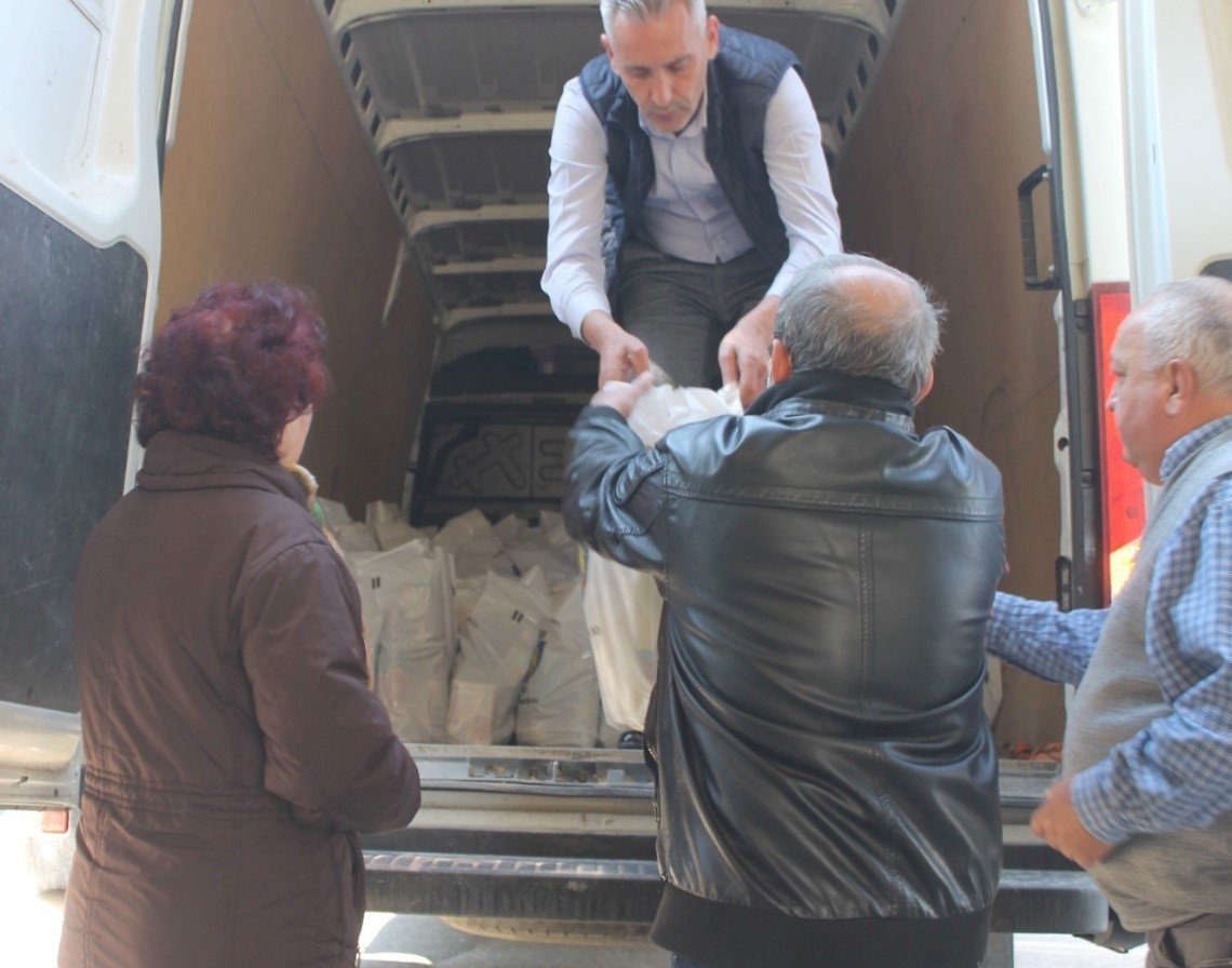 2.300 de pensionari ploiesti au primit pachete de Paste, gratie sponsorizarilor unor agenti economici