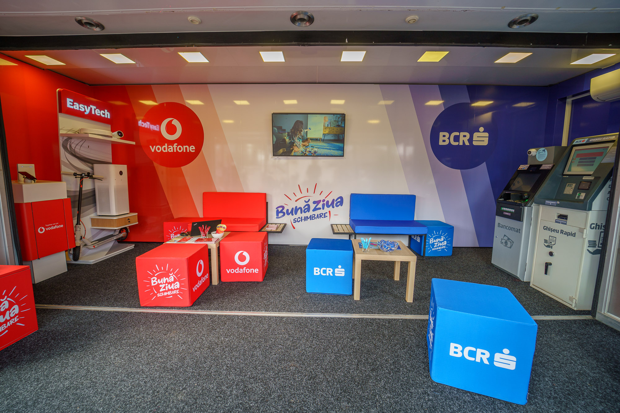 <strong>Unitatea mobilă „Bună ziua, schimbare!”, lansată de BCR și Vodafone, aduce serviciile financiare și tehnologia mai aproape de locuitorii comunei Drajna</strong>