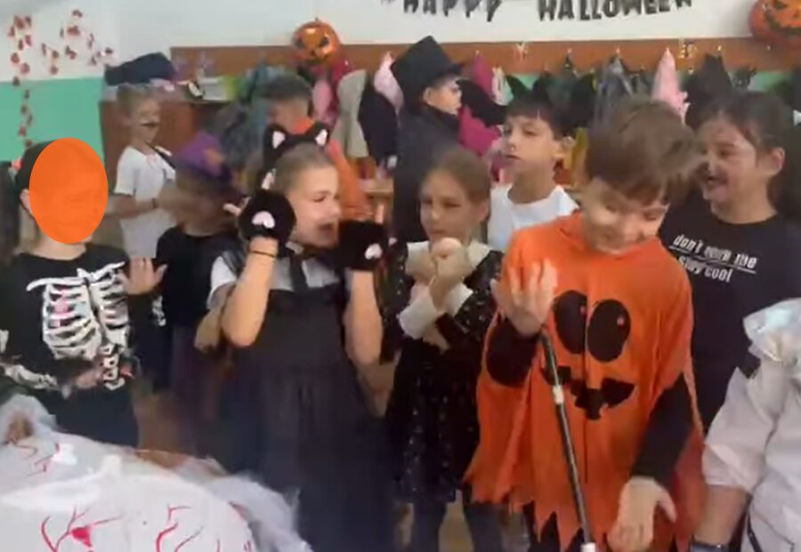 EXCLUSIV: Din NEFERICIRE, reapar la serbarile de Halloween (ca asta stiu unii ca e… FERICIREA sfarsitului primului modul din anul scolar!) copiii costumati in SCHELETI