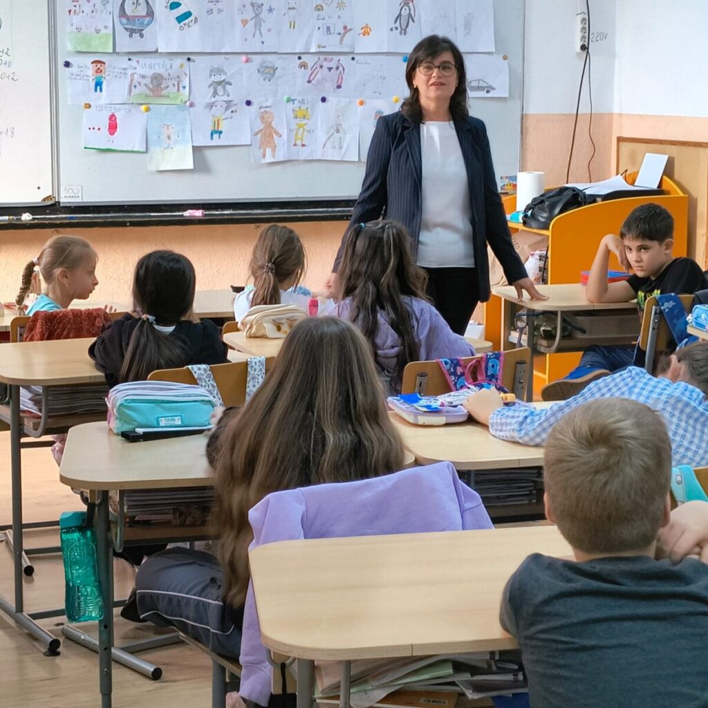 Magie pentru dințișori sănătoși și zâmbete cu sclipici la Școala „Toma Caragiu” din Ploiești – lecția de igienă orală susținută de medicul stomatolog Teodora Ringhilescu (Teo Smile) teo1